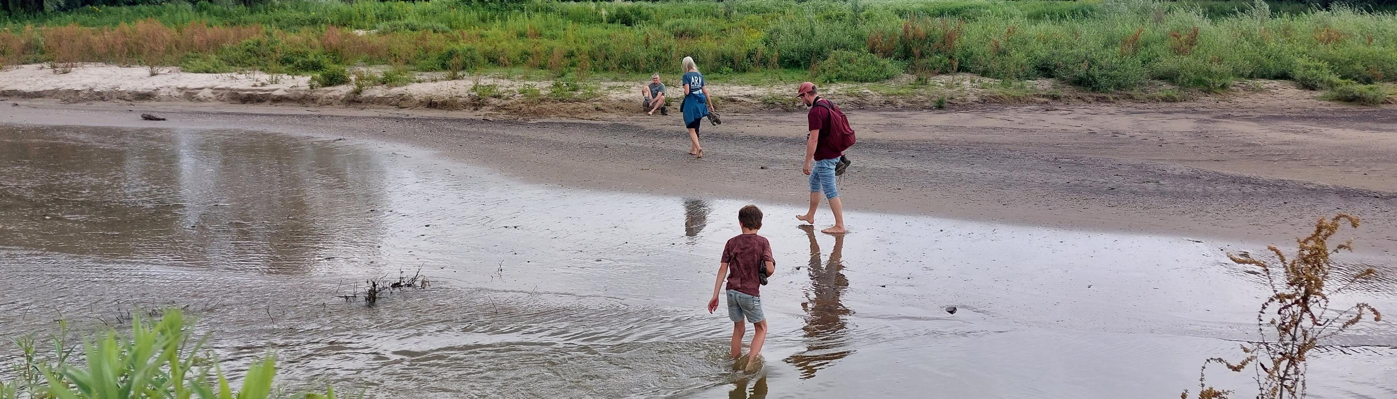 Pootjebaden op de Ewijkse Plaat