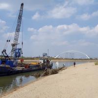 Plaatsing rivierhout Spiegelwaal, foto: Bart Beekers