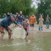 Uitzet van 90 steuren bij Woudrichem